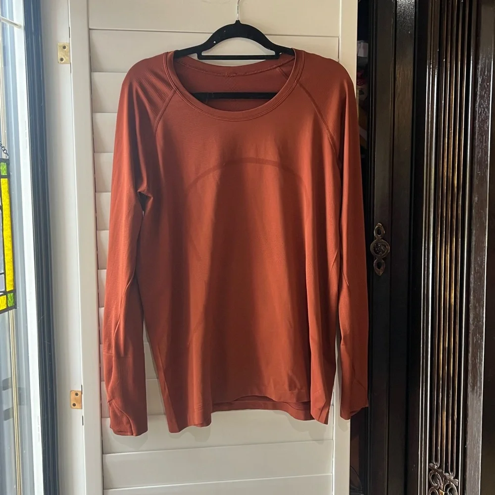 Lululemon long sleeve workout top Size 14 - Picture 1 of 2